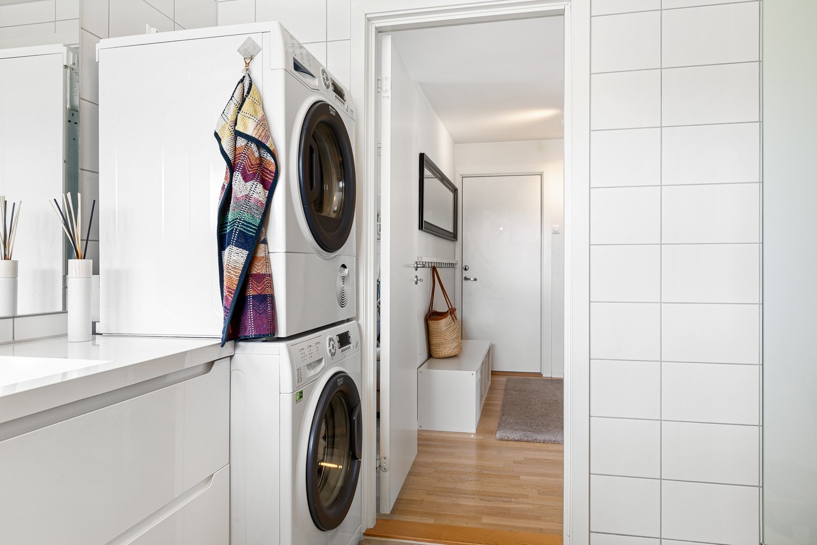 I hjørnet av badet er det opplegg for vaskemaskin og plass til tørketrommel i overkant. Galleribilde