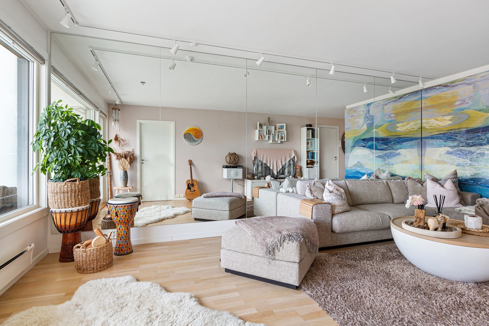 Langs to sider av himlingen er det montert spotbelysning som setter stemningen på kveldstid. Galleribilde