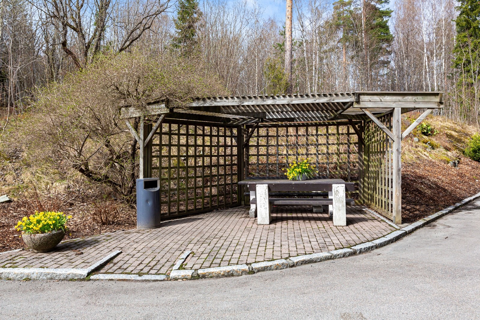 Pene opparbeidede fellesområder med bl.annet hyggelig sitteplass utenfor blokken. Galleribilde