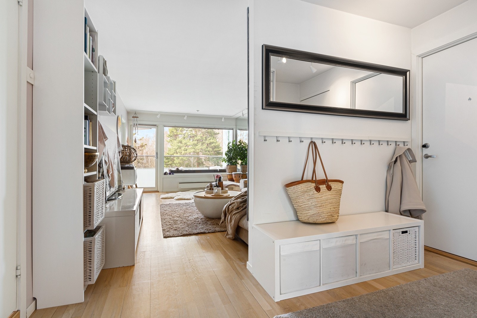 Entré med lys og åpen løsning mot stue. Galleribilde