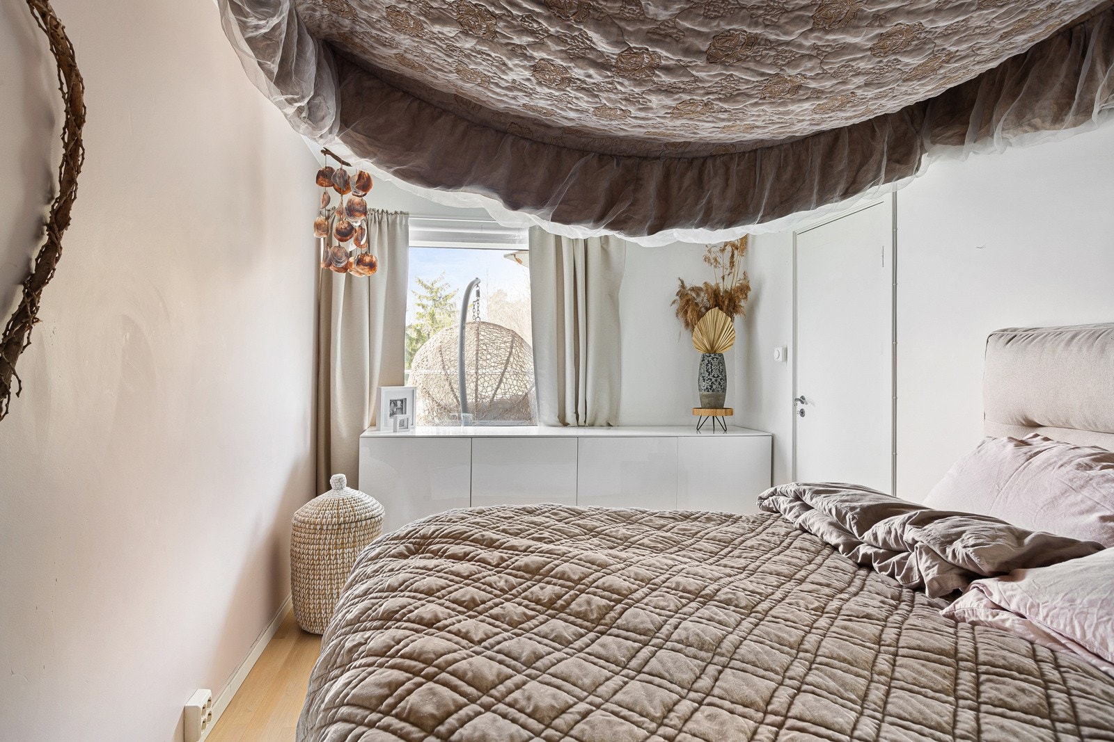 Hovedsoverom er tilknyttet stuen og de andre soverommene ligger i motsatt ende av leiligheten. Galleribilde