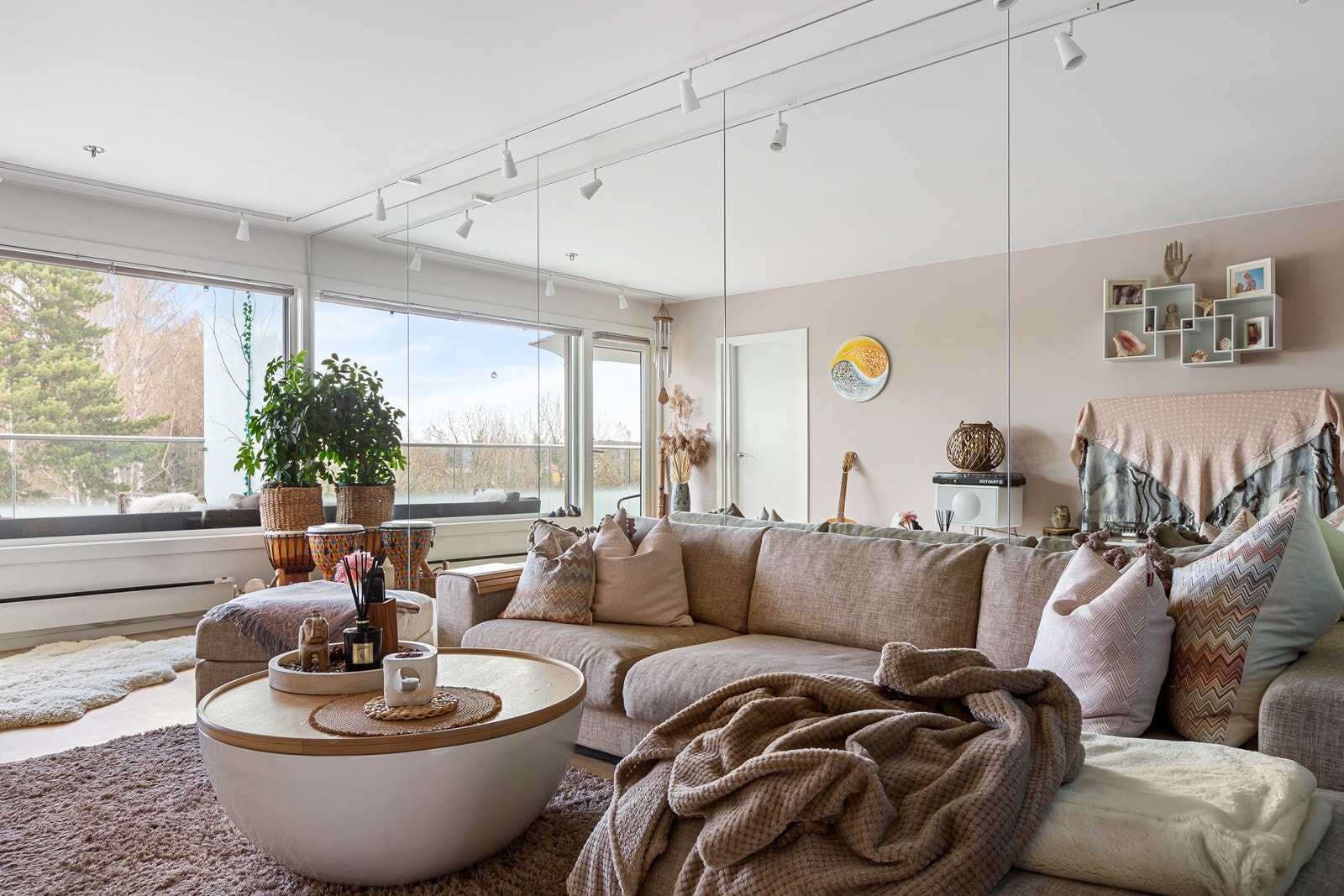 Hele den ene veggen har fått speilflater, noe som gir stuen en luftig romfølelse. Stuen har trestavs parkett på gulv som ble slipt i 2018. Galleribilde