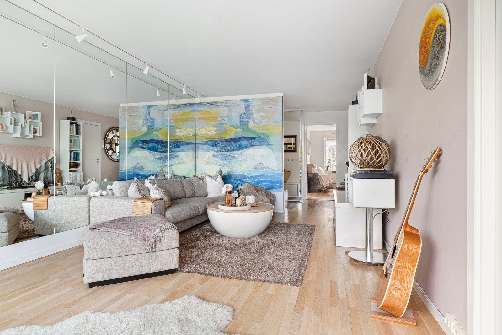 Leiligheten ligger i fjerde etasje med god, gjennomgående planløsning. Galleribilde