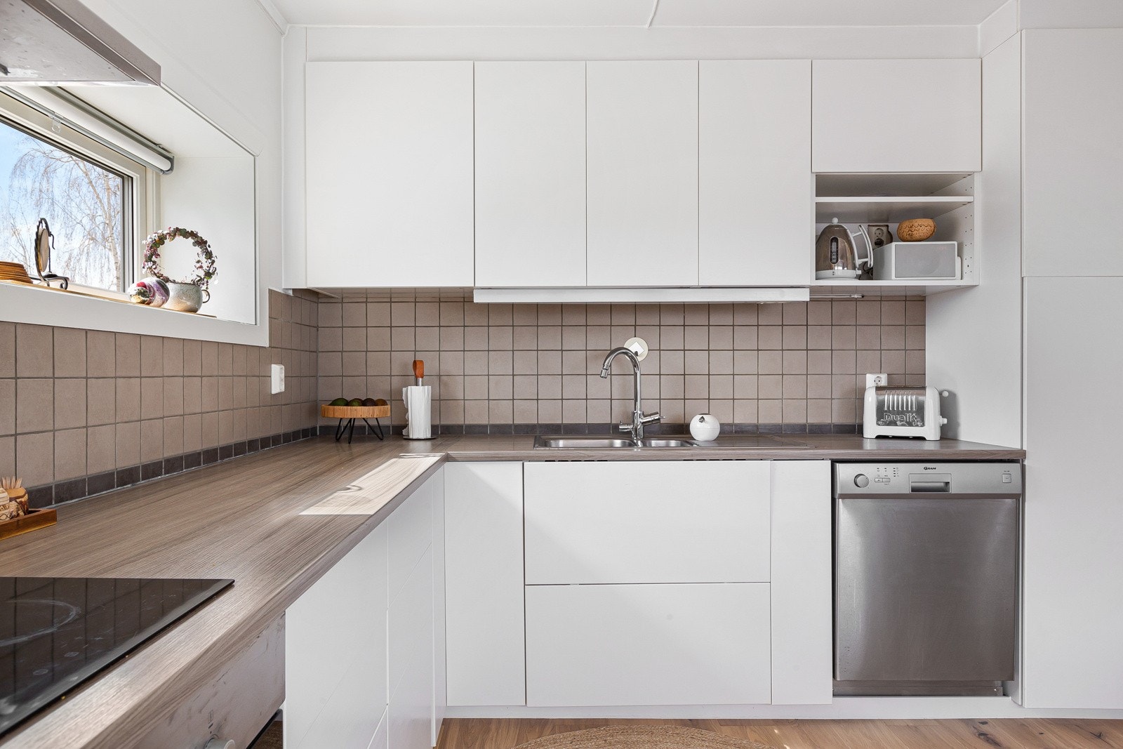 Kjøkken er ekstra lyst da det er vindu i gavelvegg. Galleribilde