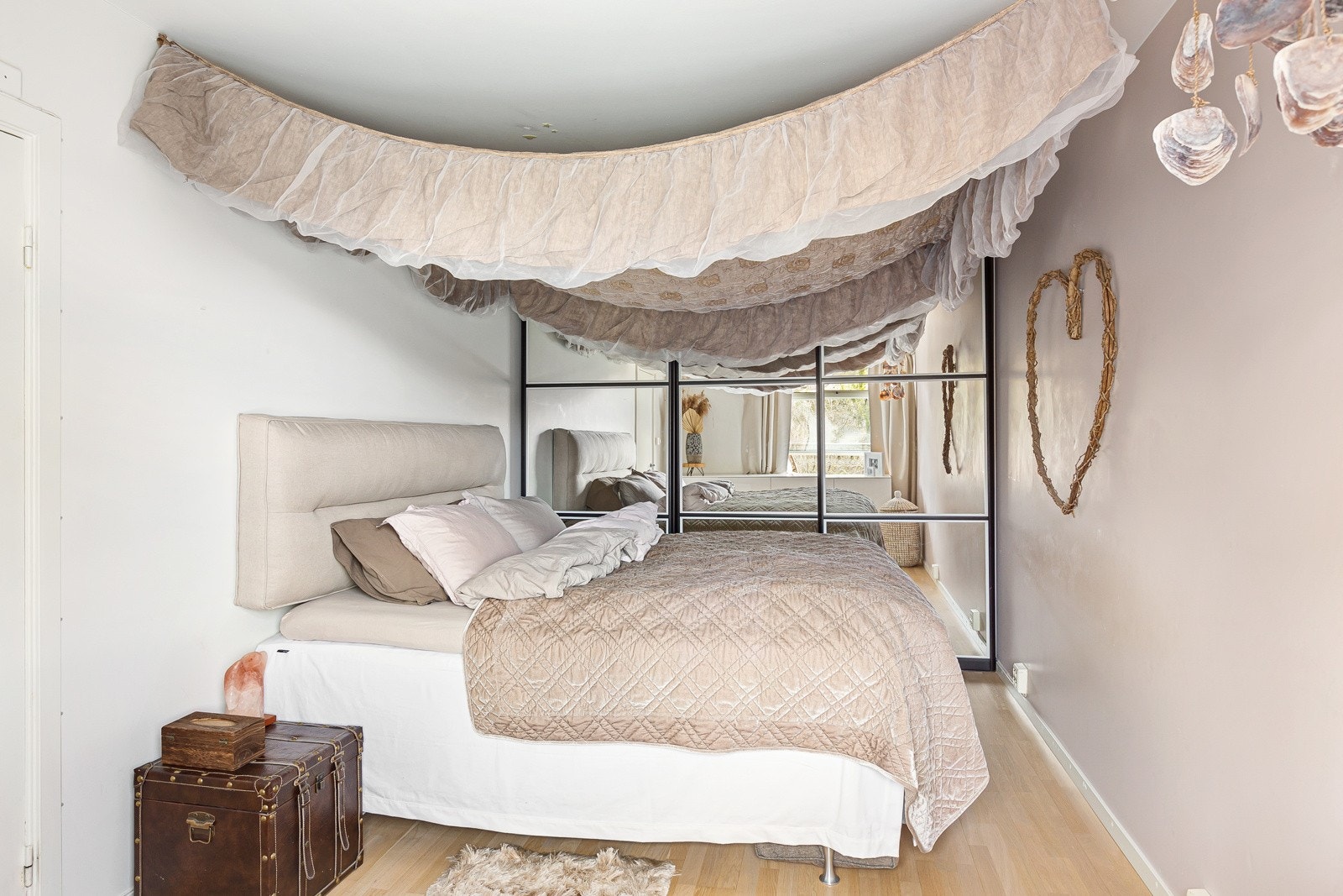 To av soverommene har skyvedørsgarderober. Galleribilde