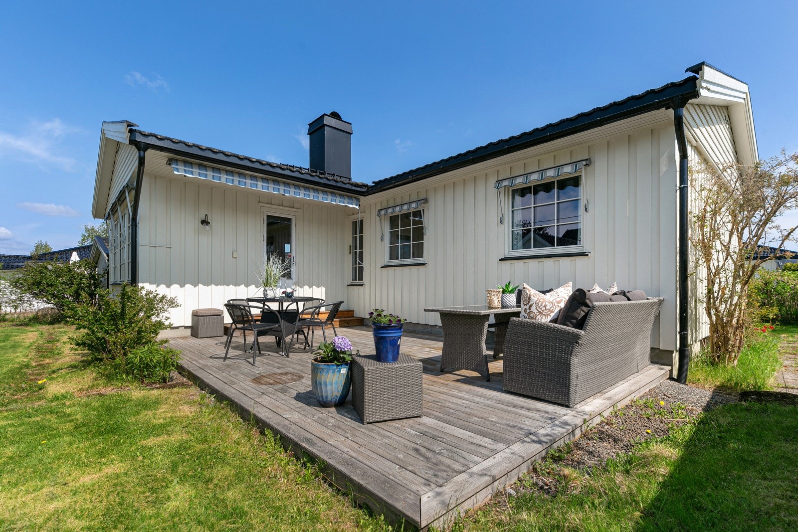 Solrik og lun uteplass på terrassen. Galleribilde