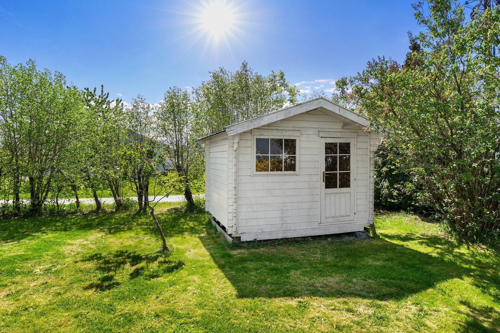 Frittstående bygg på eiendommen. Galleribilde