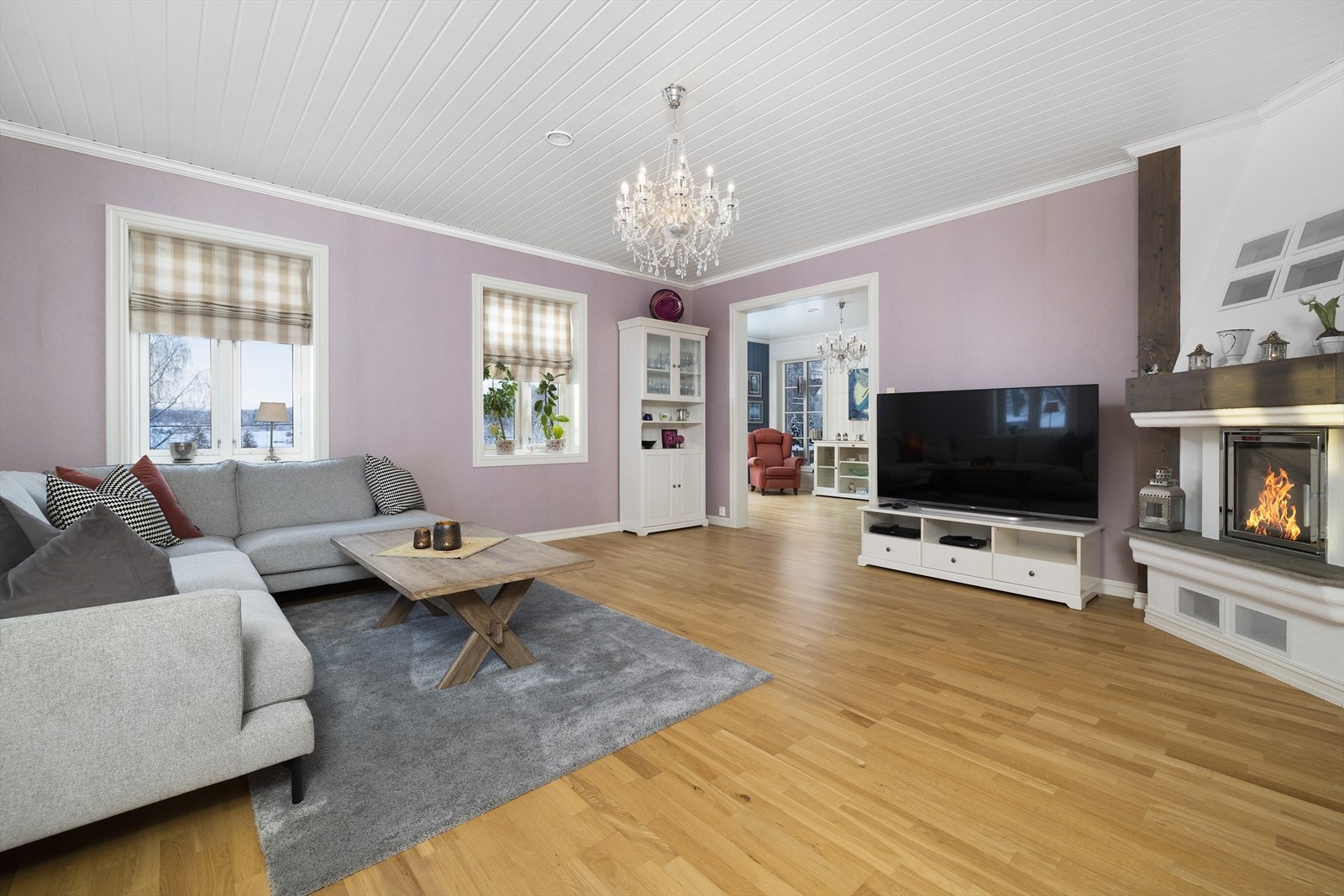 Boligen har en romslig stue med god plass for møblering. Galleribilde