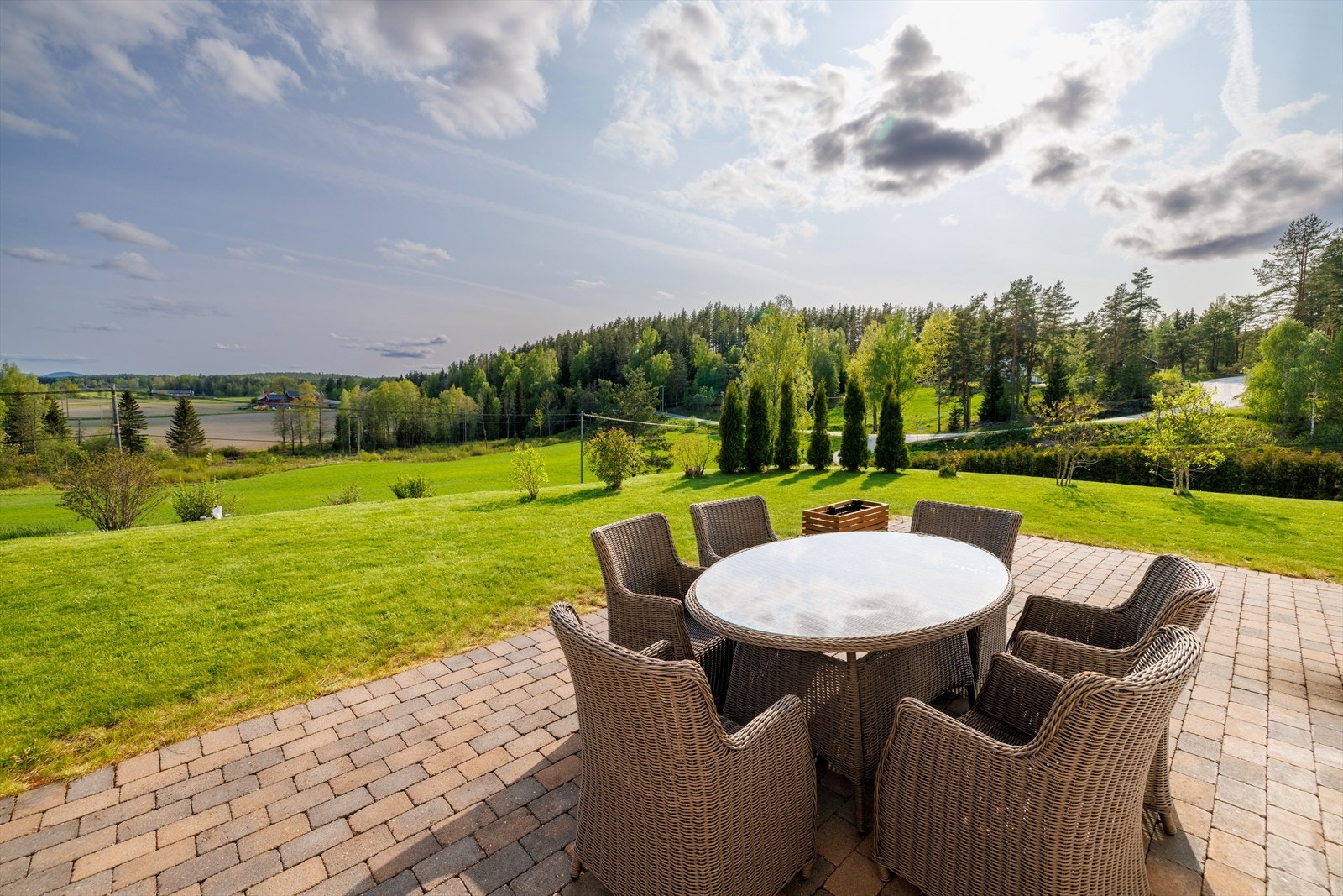 Eiendommen ligger flott til med gode solforhold og hyggelig utsikt. Galleribilde