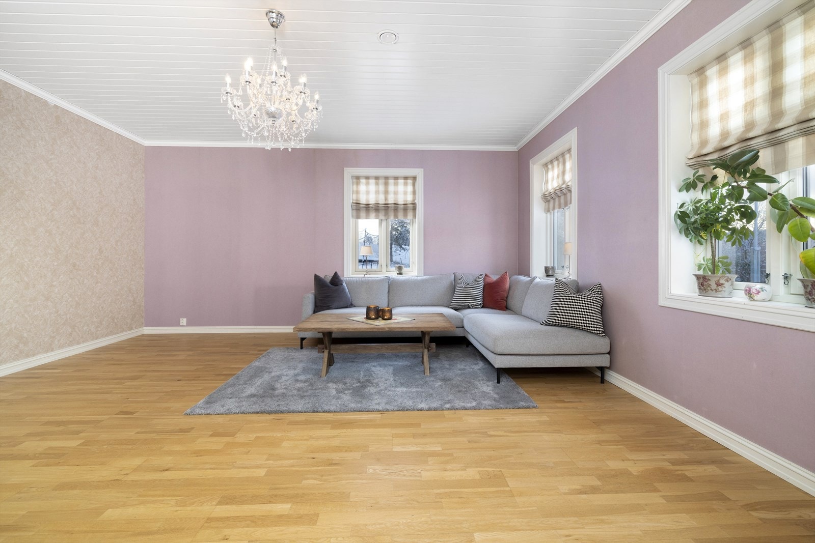 Stuen har parkett på gulv og vannbåren gulvvarme. Galleribilde