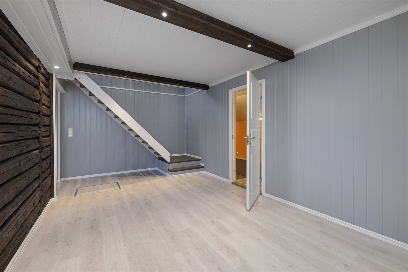 Trappegang til sidebygningens andre etasje. Galleribilde