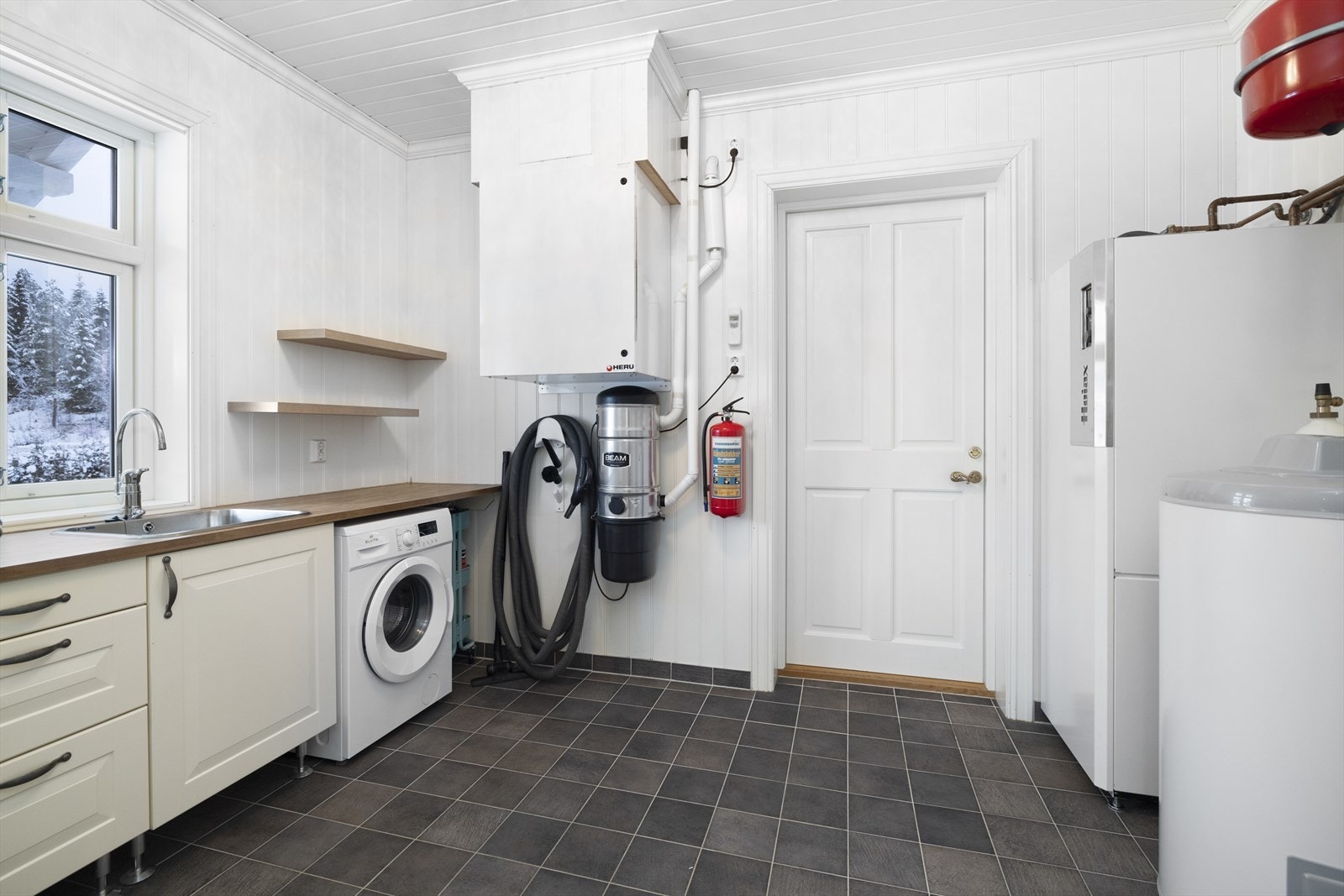 I 1. etasje finnes også et meget praktisk vaskerom med egen inngang. Galleribilde