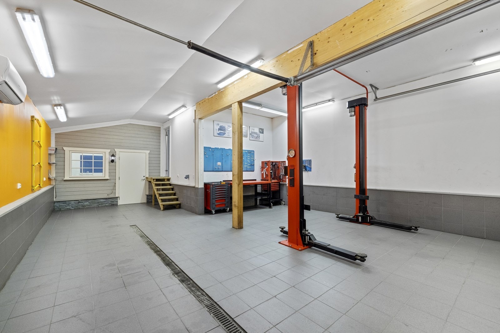 Bygningen er innredet med verksted med god takhøyde. Galleribilde