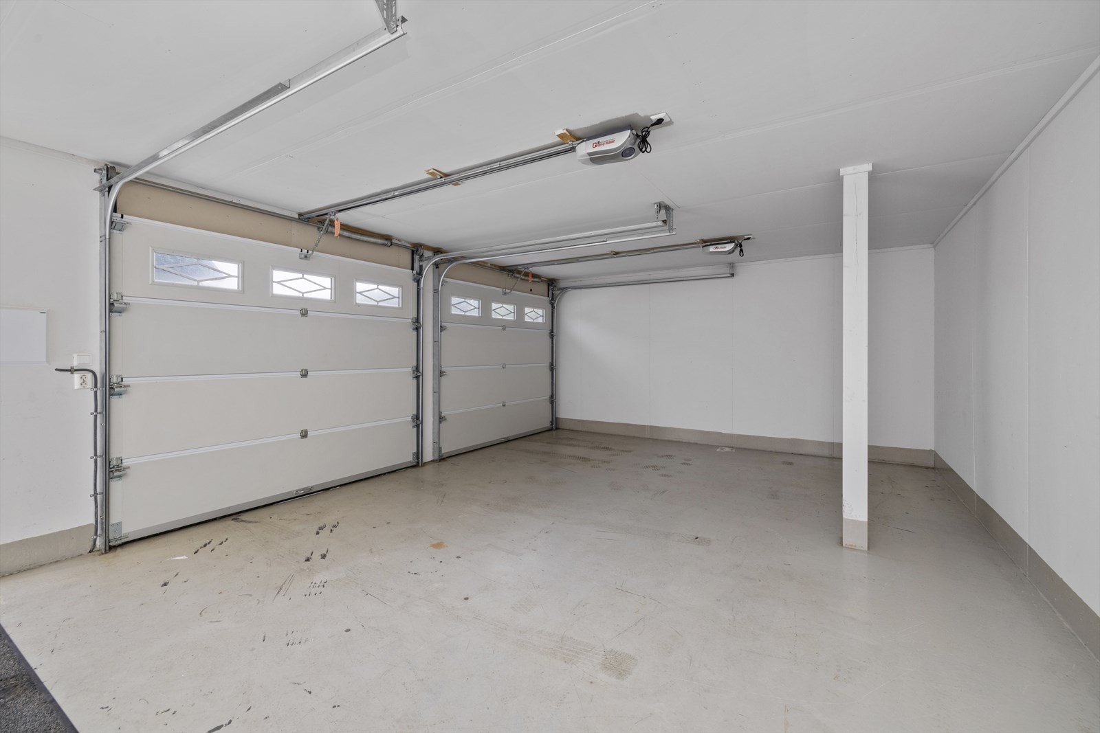 Dobbel garasje. Galleribilde