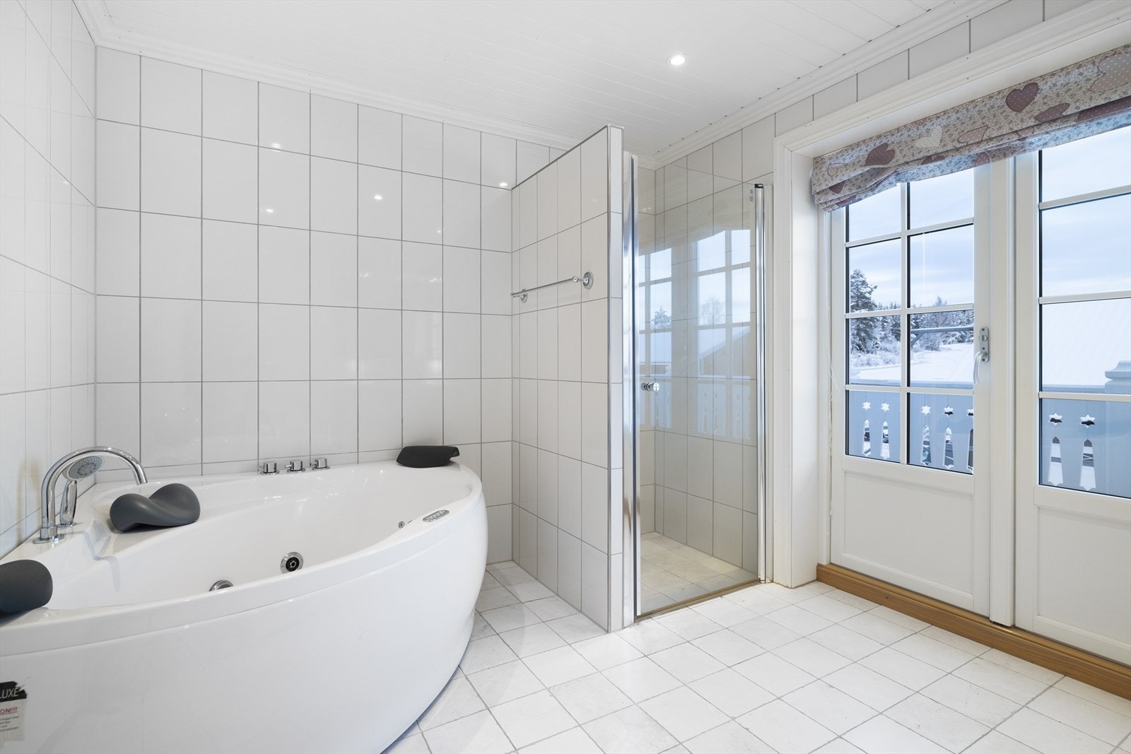 Boligens andre bad er romslig og har utgang til balkong. Galleribilde