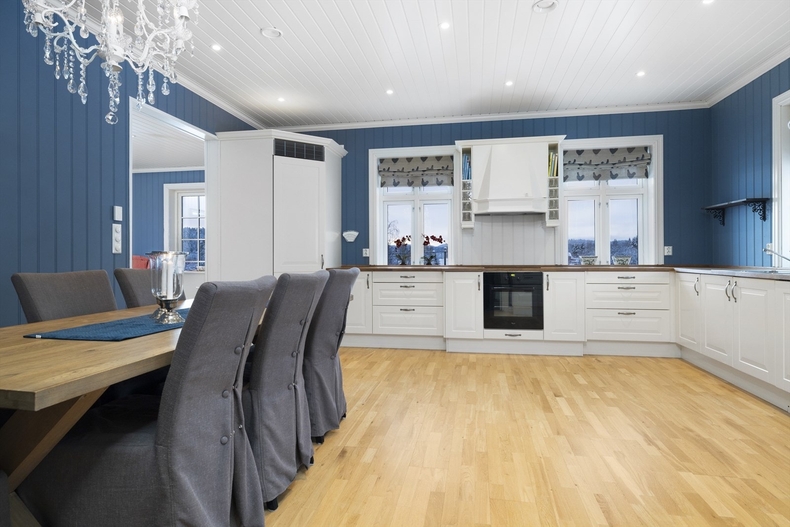 Kjøkkenet har god plass til et romslig spisebord. Galleribilde