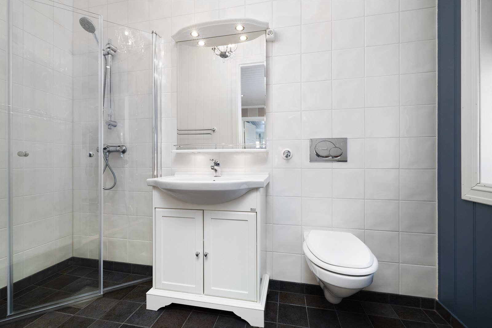 Boligen har et pent bad i 1. etasje. Badet er innredet med toalett, servant og dusjhjørne. Galleribilde