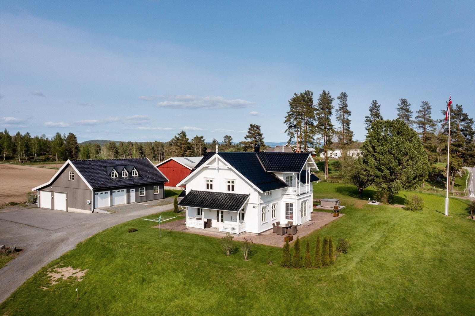 Boligen har også en stor sidebygning/garasje. Galleribilde