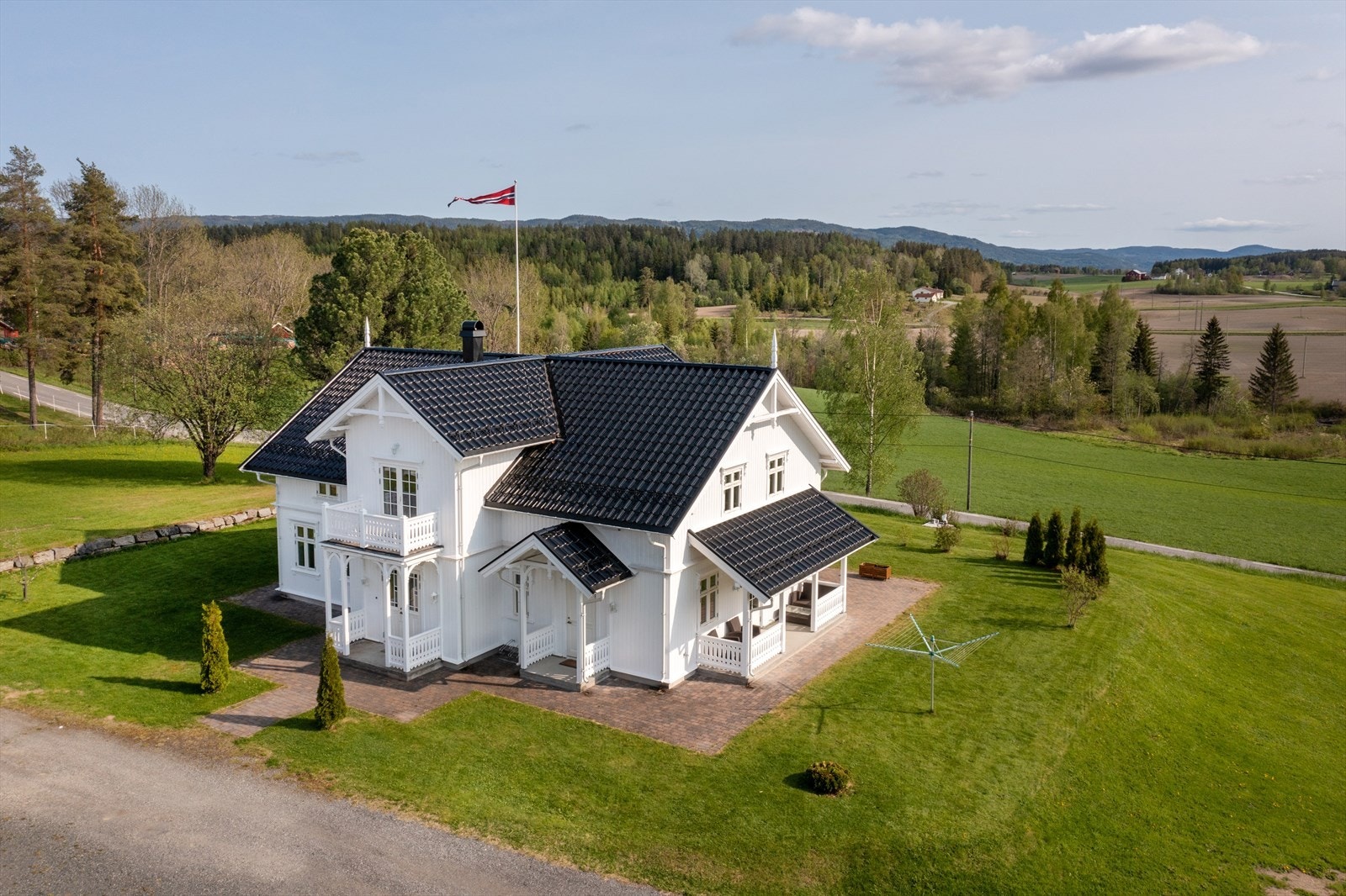 Vakker og svært innholdsrik sveitservilla på flott tomt. Galleribilde