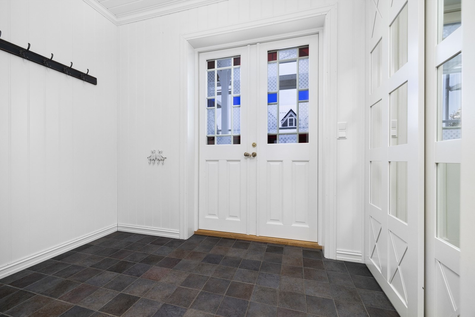 Velkommen inn! Gang med garderobe og plass for oppheng av yttertøy. Galleribilde