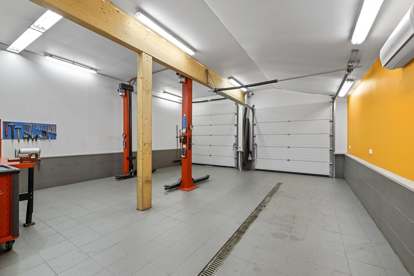 Bygningen er innredet med verksted med god takhøyde. Galleribilde