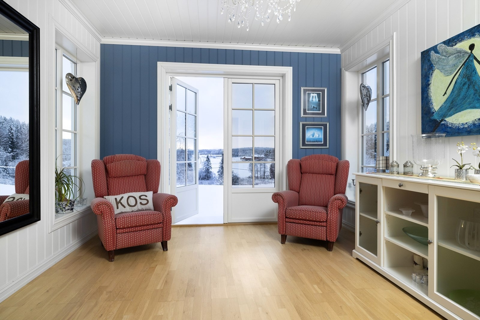 Separat spisestue med utgang til terrasse. Galleribilde