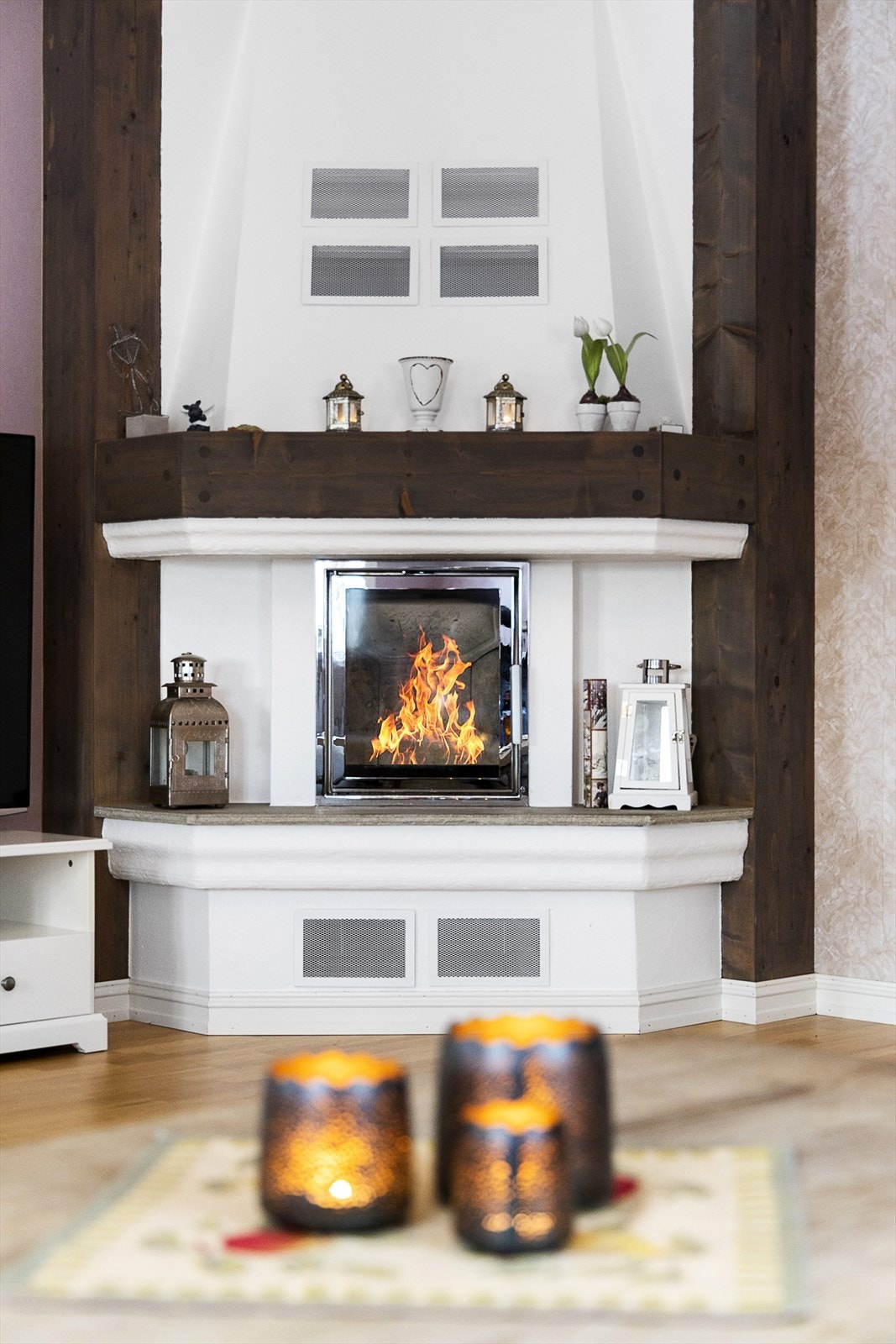 I stuen finnes en varmende og stemningsfull peis. Galleribilde