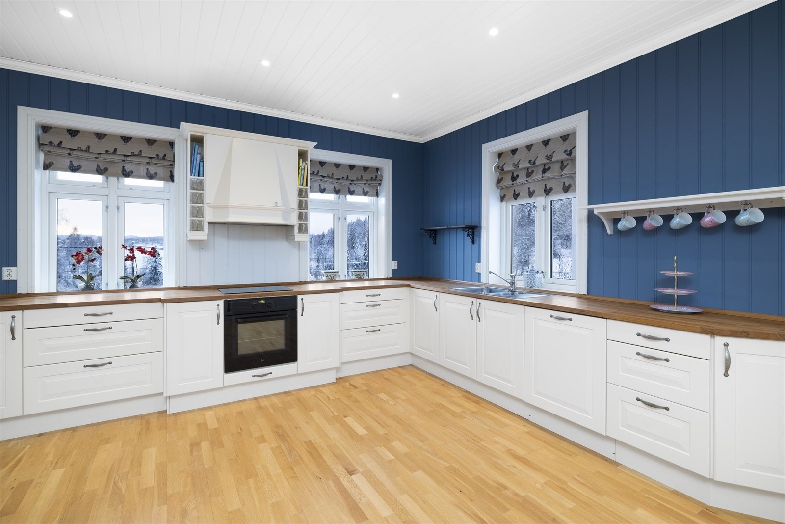 Boligen har et stort og pent familiekjøkken. Galleribilde