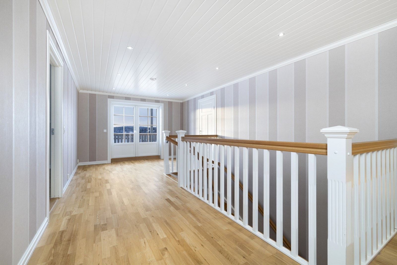 Romslig trappegang i 2. etasje med utgang til balkong. Galleribilde