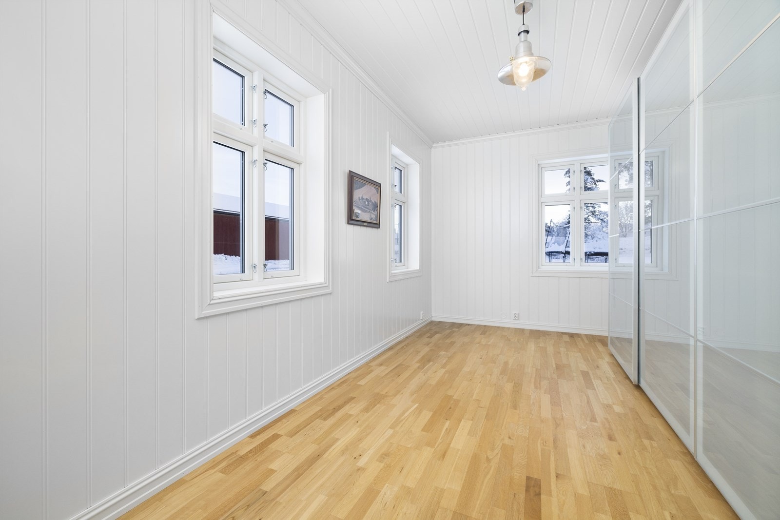 Boligen har totalt 5 soverom. Lyst og trivelig soverom i 1. etasje. Galleribilde