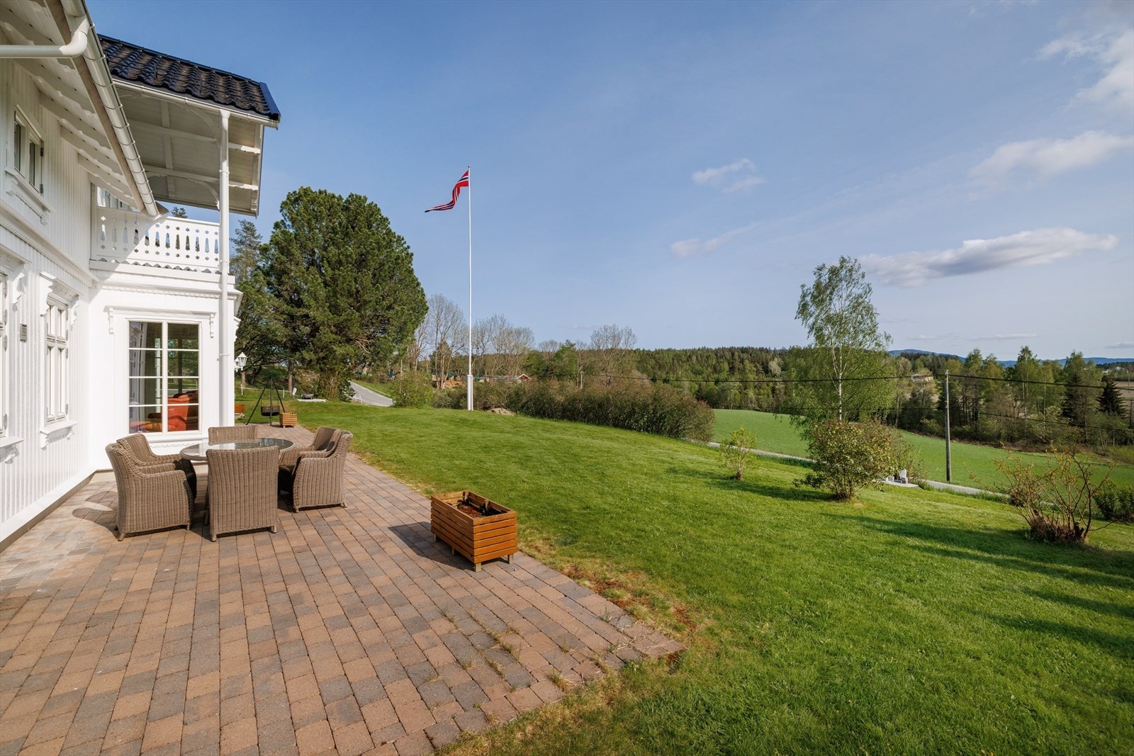 Tomten er på ca. 4 mål og har masse boltreplass for store og små. Galleribilde