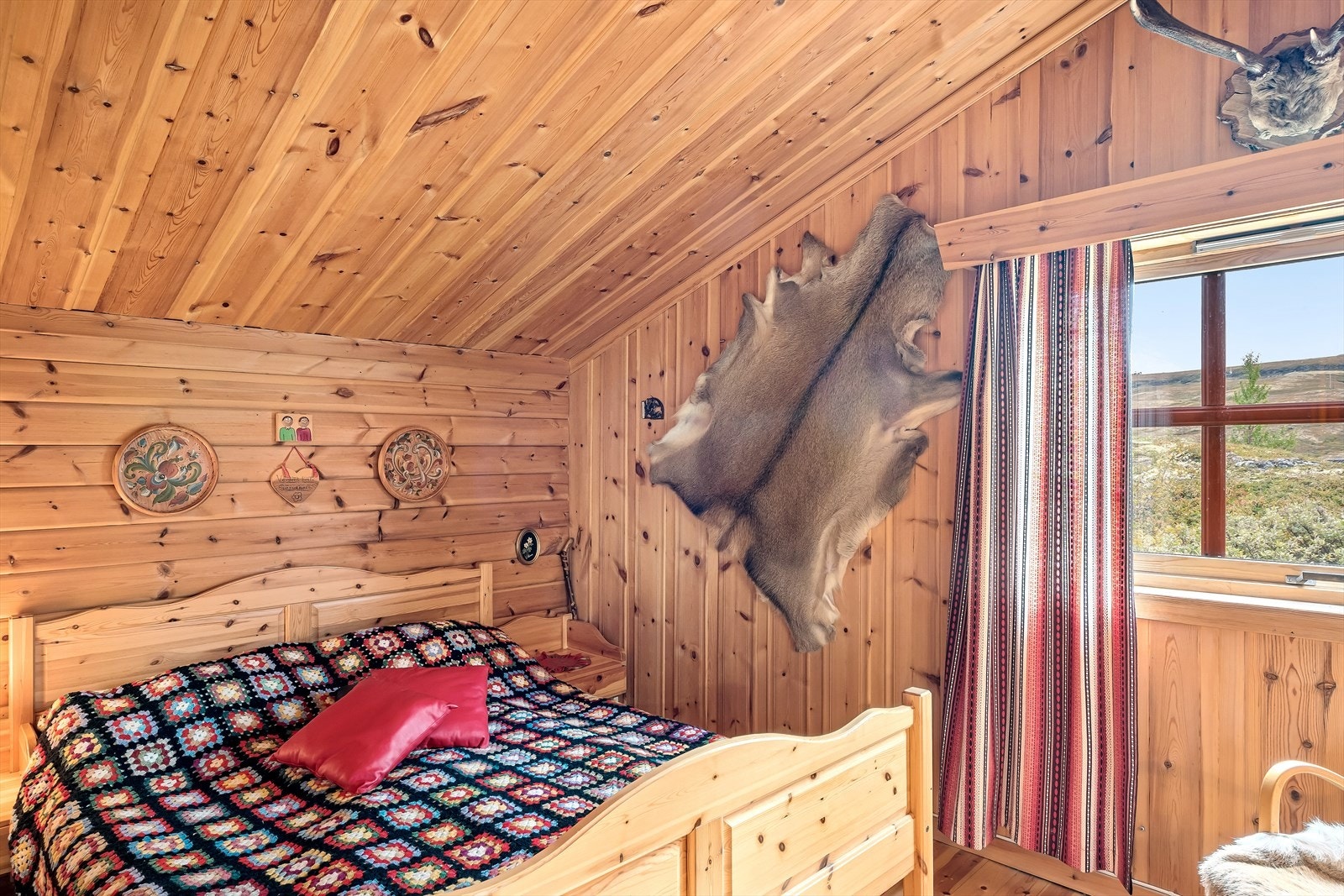 Stort soverom med god plass til dobbelseng. Galleribilde