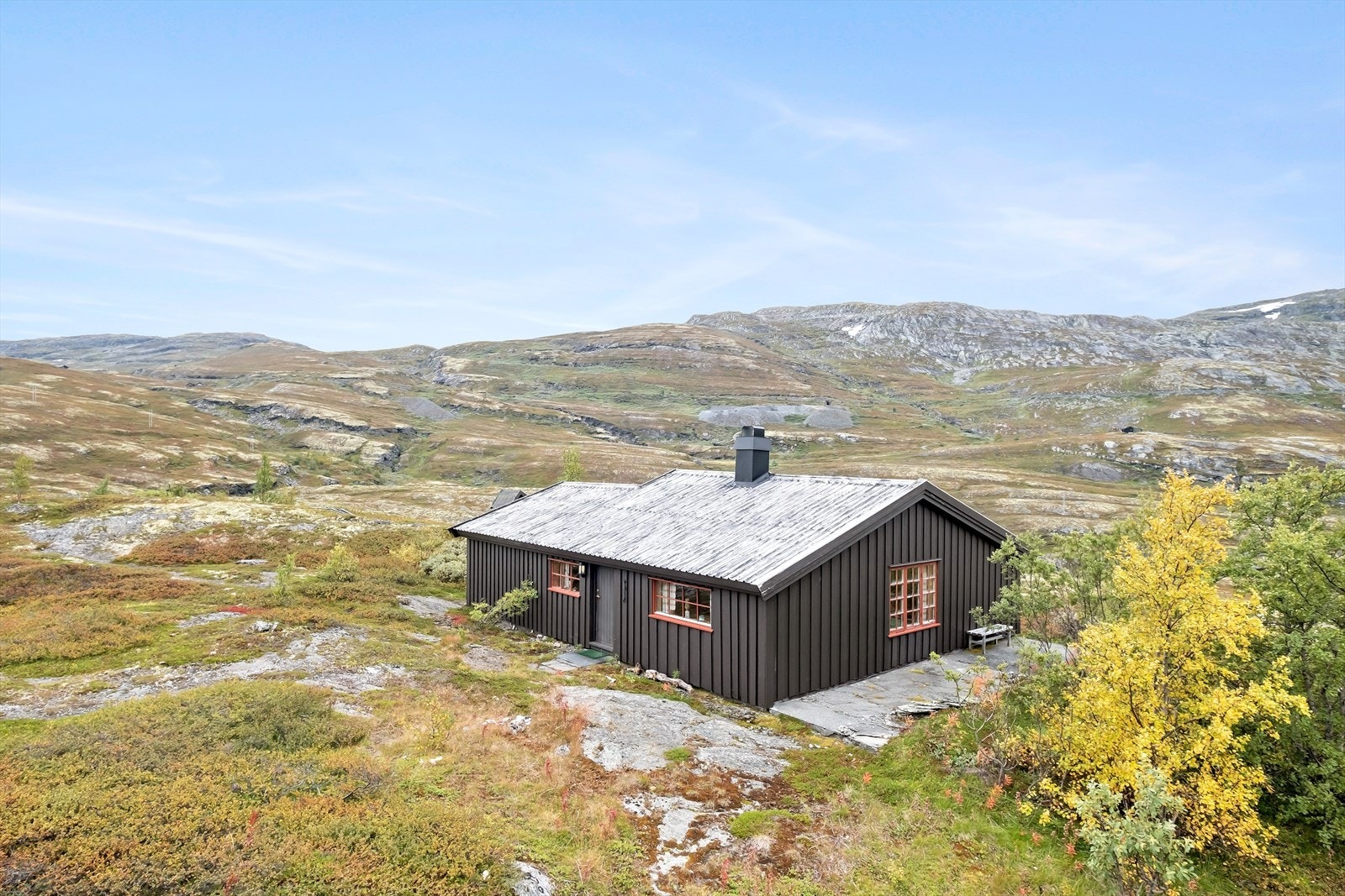 Ca. 5 min i bil frå eigedomen har ein gode turmoglegheiter både sommars- og vinterstid. Ein har her toppturar til for eksempel Søre-knipen eller Vetle-knipen som vil gi ein flott opplevelse med gode utsiktsforhald mot Jotunheimen. Galleribilde