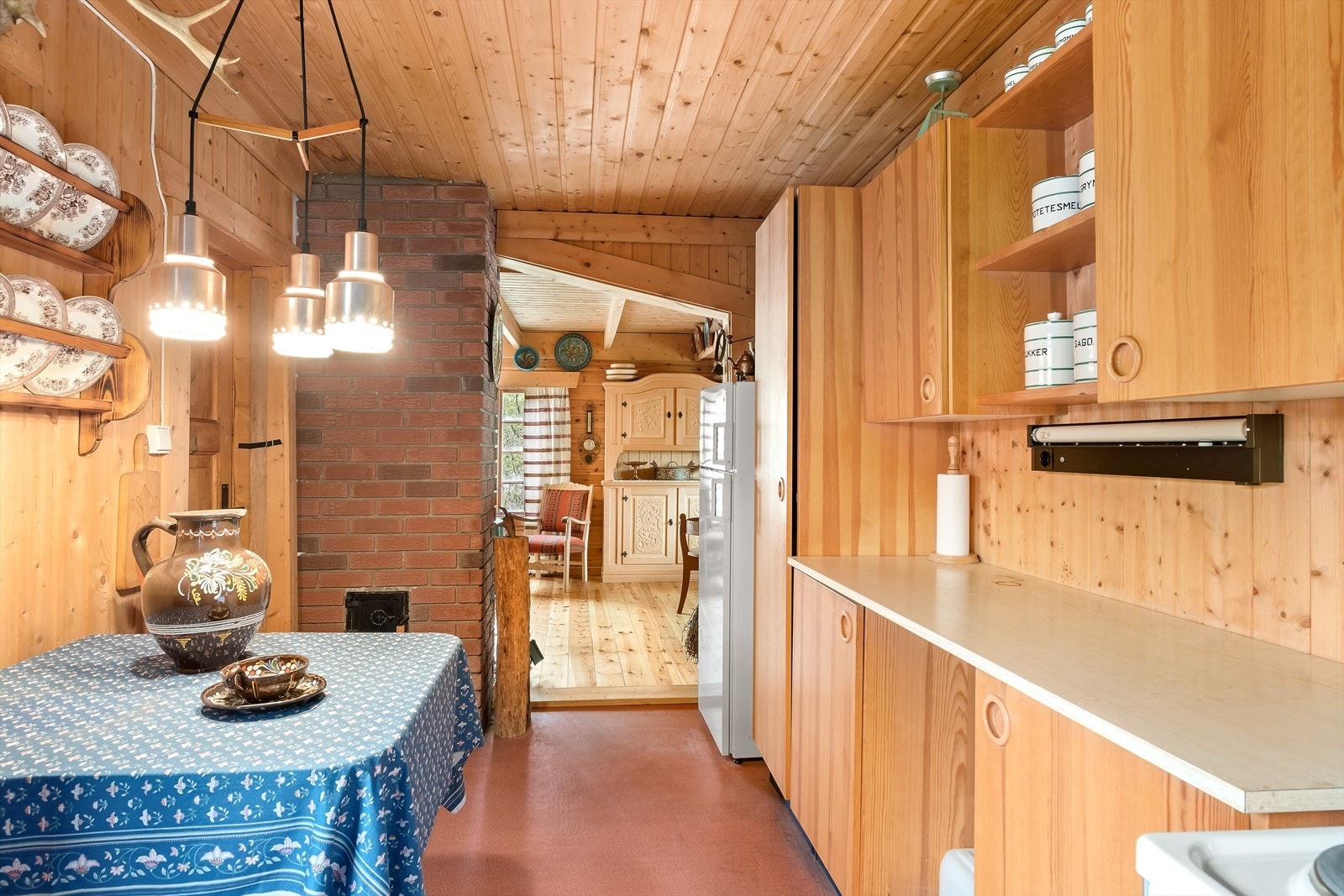 Ved kjøkken har ein også plass til eit lite kjøkkenbord, der ein kan nyte mange koselege måltider. Galleribilde