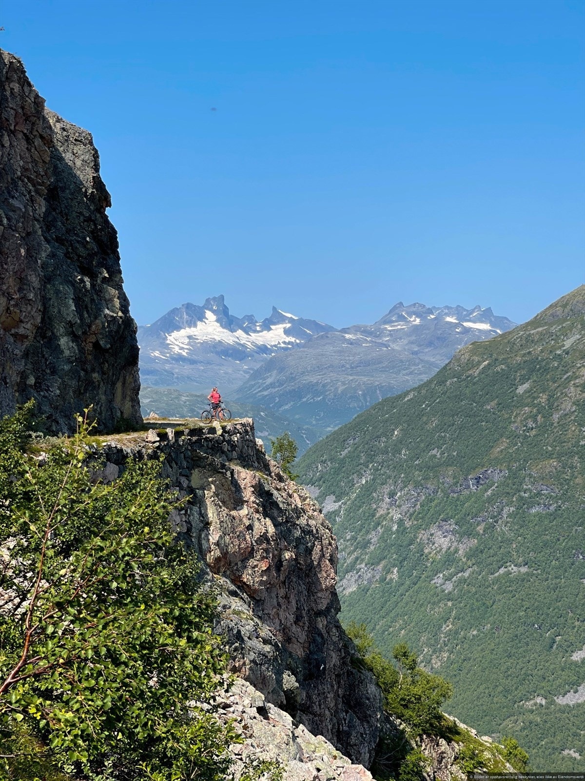 "Gamlevegen" som i si tid blei kalla "Europas mest fantastiske bilveg". Vegen strekk seg frå Sletterust til 1000 meteren, og vegen blei i 2020 opparbeida på nytt. Ein kan her nyte fantastisk utsikt både til fots og på hjul. Galleribilde