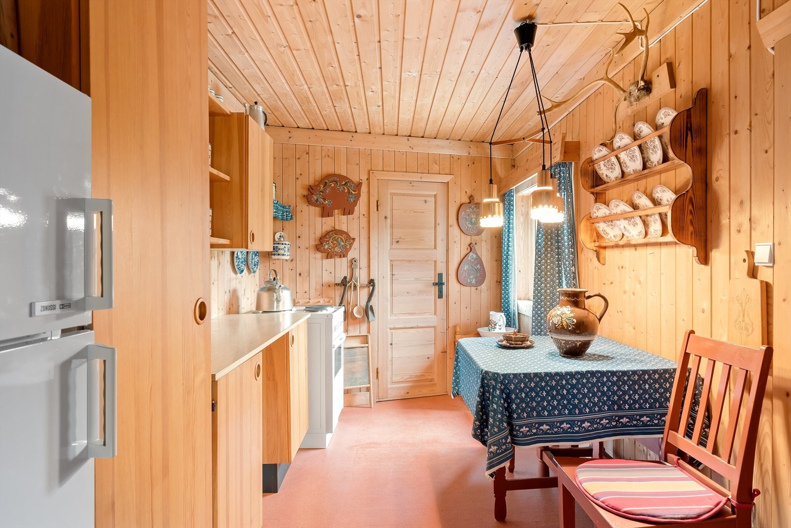 Kjøkken av heiltre dørar og skuffefrontar. Laminat diskeplate, og utstyrt kvitevarer som kjøleskap og komfyr som medfølger handelen Galleribilde