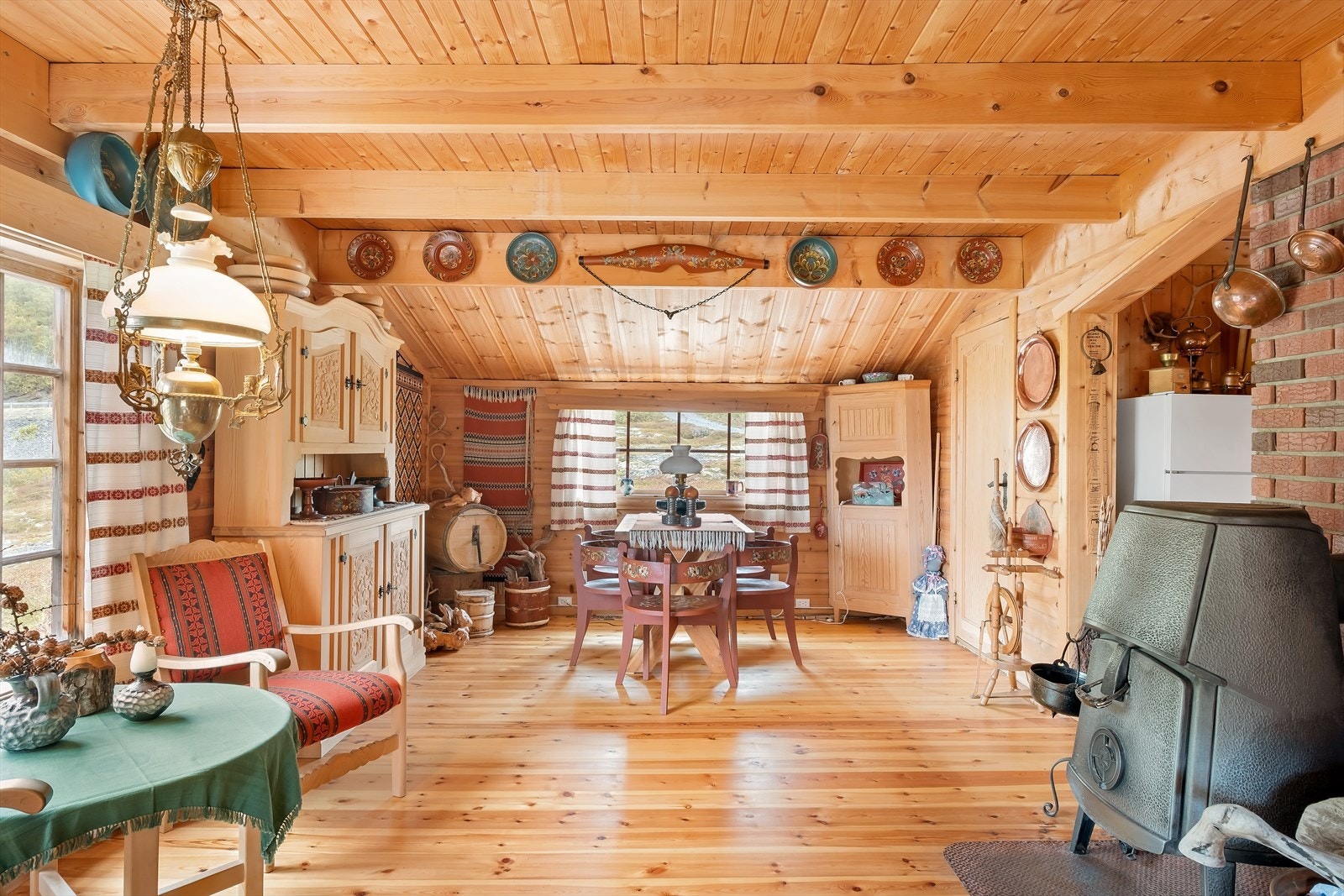 Det er også peis i rommet som varmar godt på kalde vinterdagar. Galleribilde