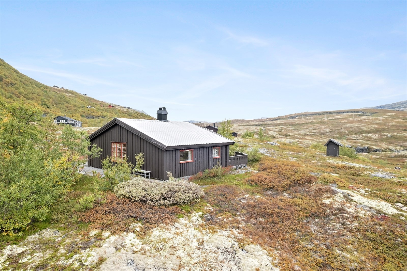 Her har ein særdeles gode solforhald og ein nydeleg utsikt mot blandt anna "gamlevegen" som i si tid blei kalla "Europas mest fantastiske bilveg". Galleribilde