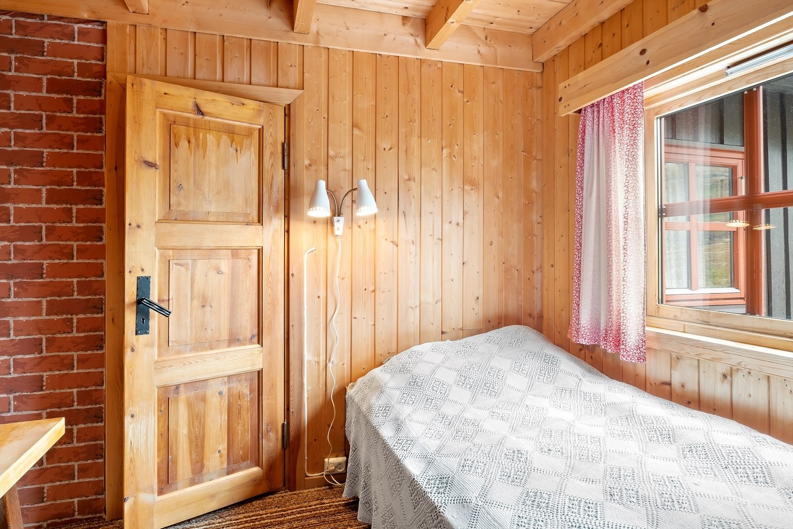 Soverommet gir plass til seng og nattbord. Frå rommet er det også tilkomst til bod, der det er plass til oppbevaring. Galleribilde