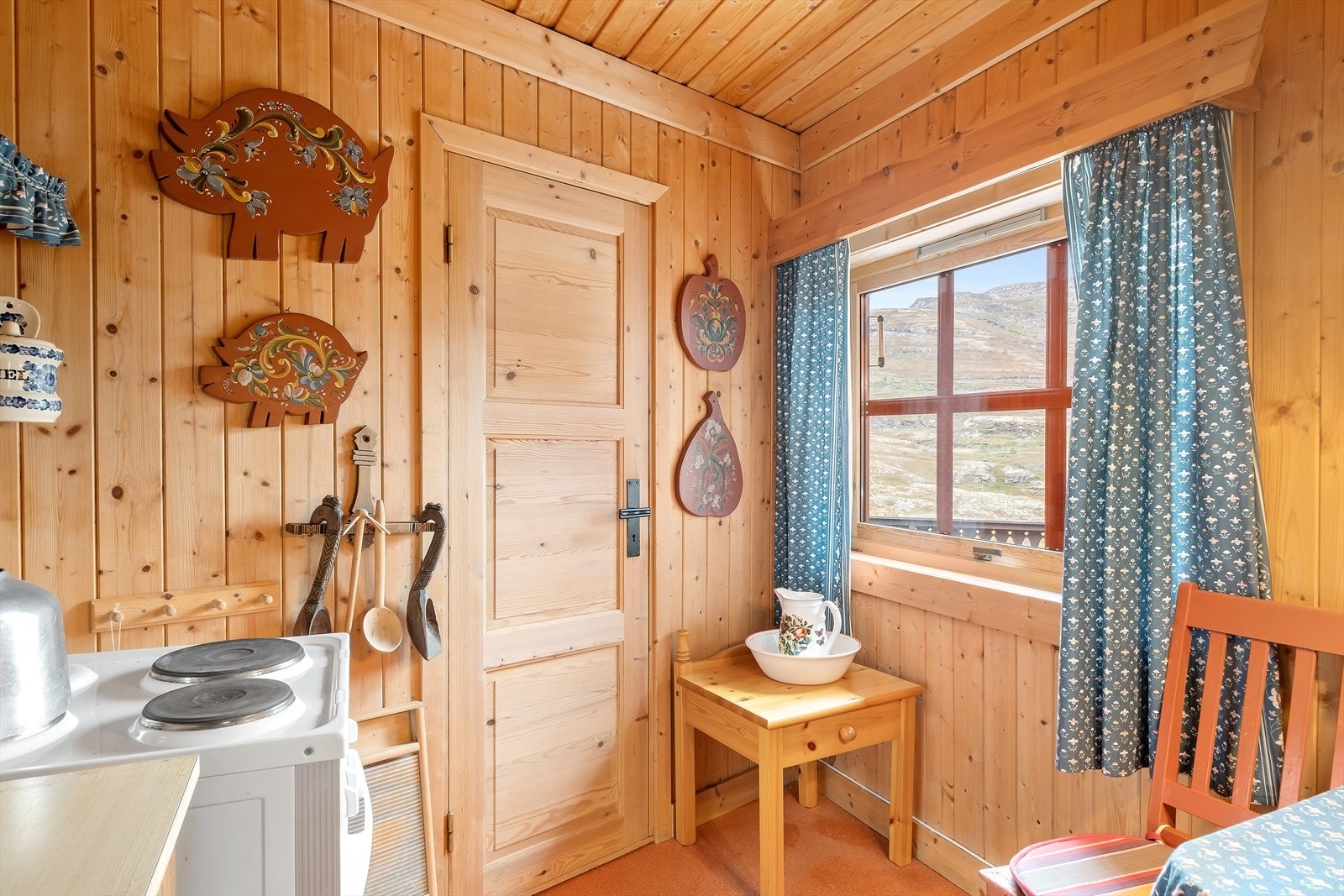 Frå kjøkken er det adkomst til to soverom av god størrelse. Galleribilde