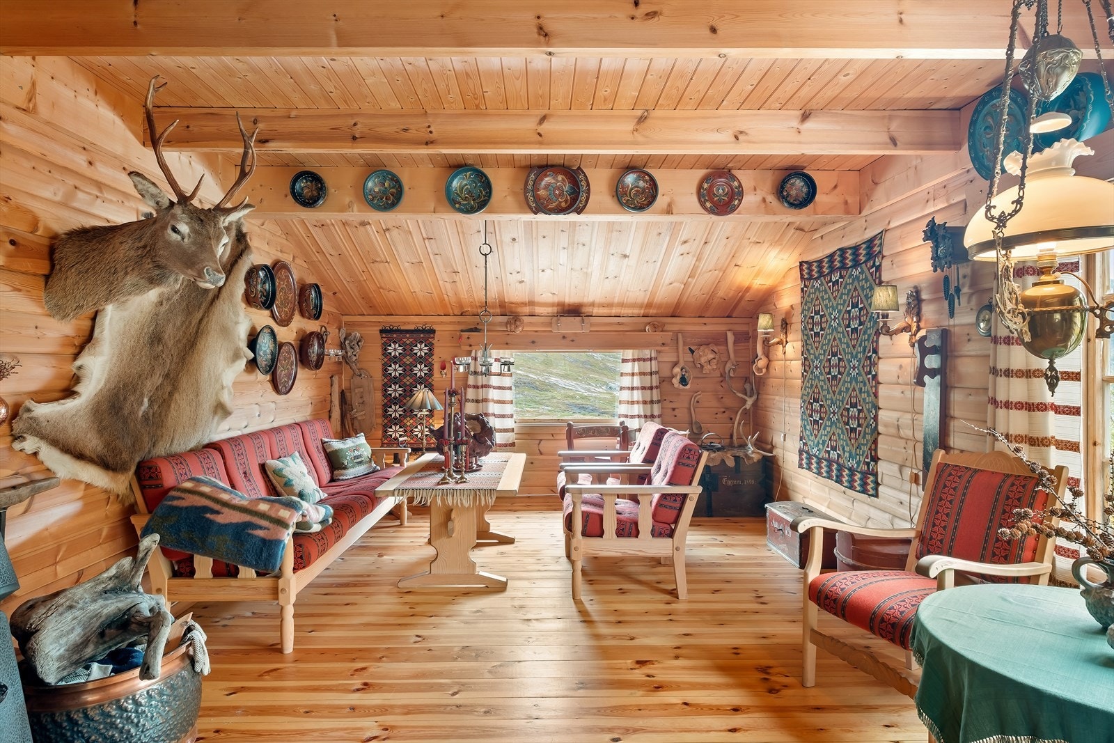 Stova er romsleg og har plass til både sittegruppe og spisebord. Galleribilde