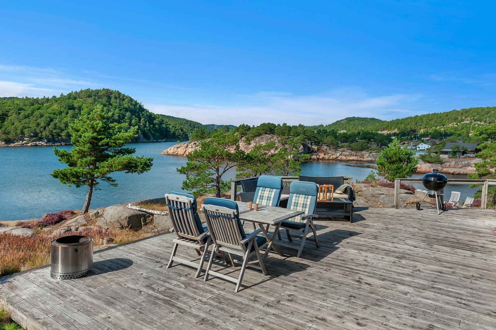 Nydelig terrasse som bader i sol fra morgen til kveld Galleribilde