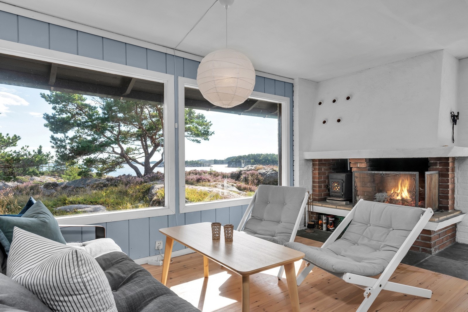 I hytta er det generøse vindusflater som slipper naturen og lyset inn i stua Galleribilde