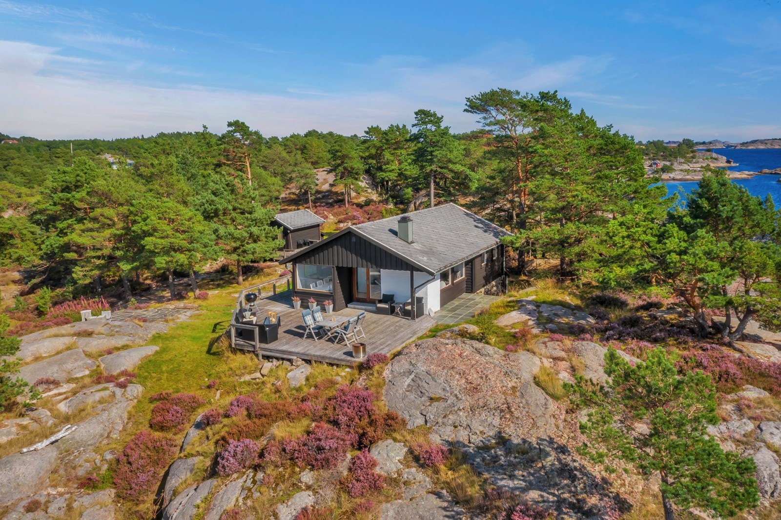 Hytta ligger på en nydelig naturtomt på Stompeholmen Galleribilde