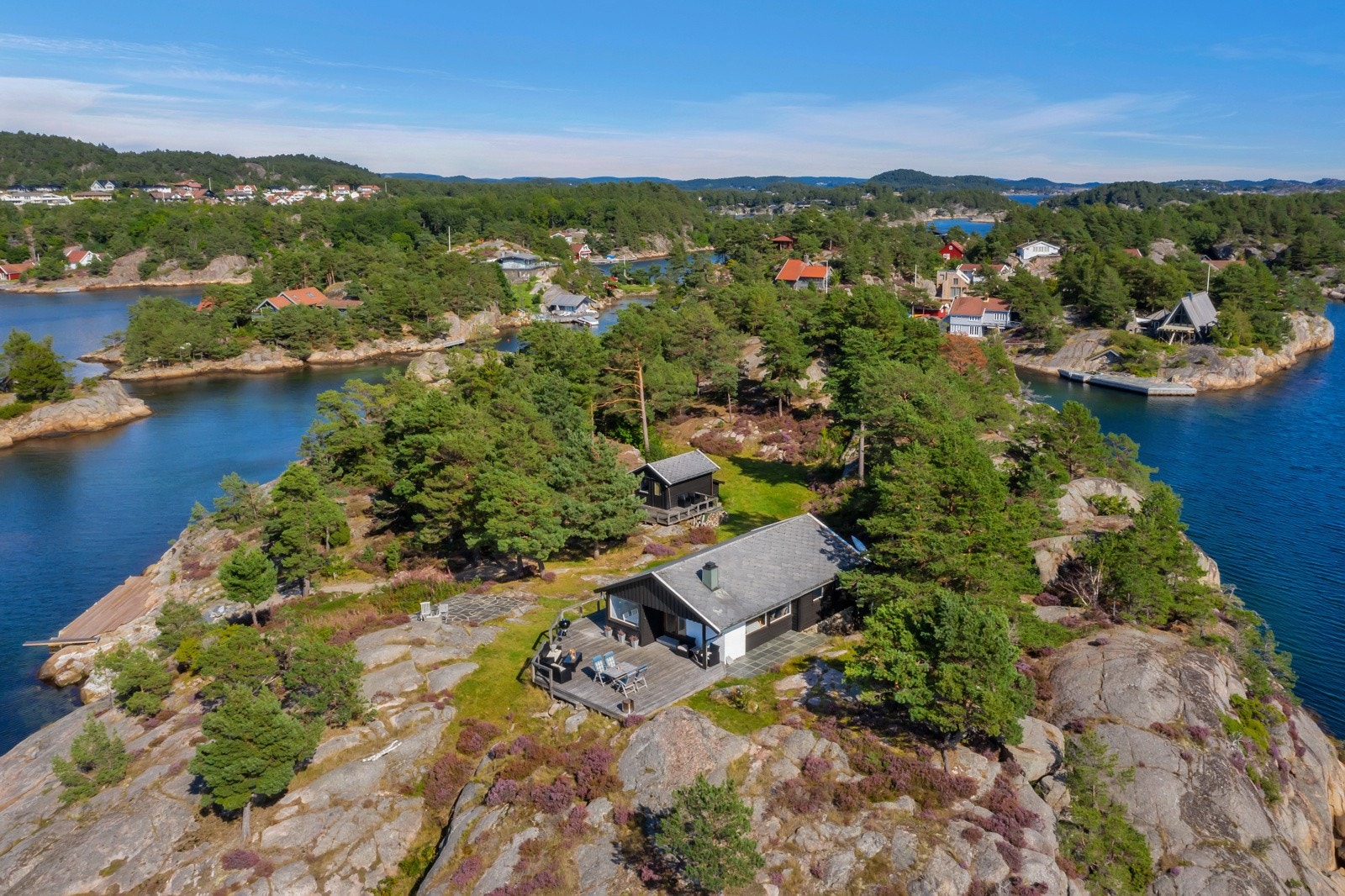 Sompesteinen 3 er en flott fritidseiendom bestående av en egen holme og hytte med fantastisk beliggenhet i Søgne/ Trysnes Galleribilde