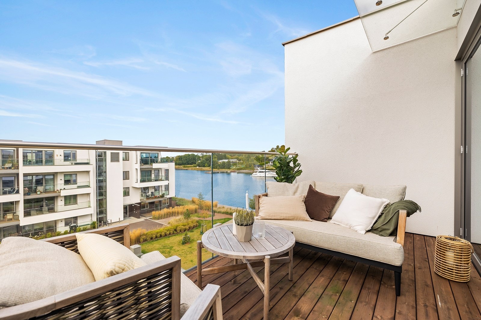 Fra balkongen har man utsikt til sjøen og inn mot Tønsberg by. Det er god plass til spise-/sittegruppe og litt møblement. Galleribilde