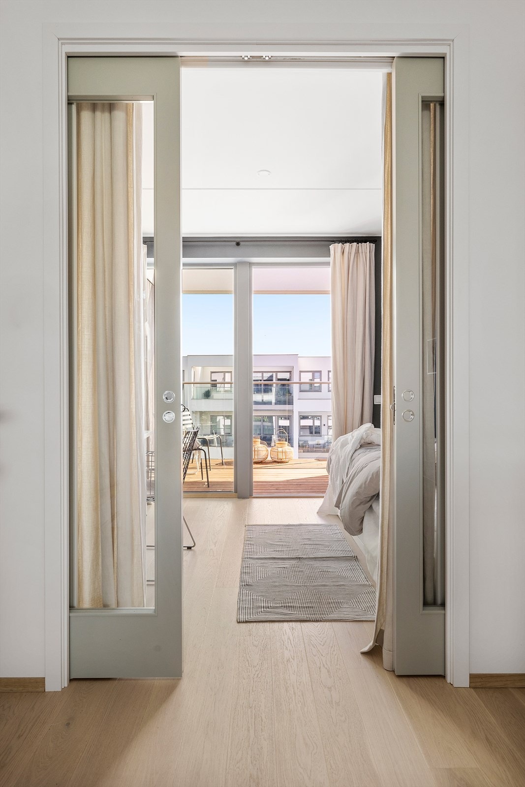 Glasskyvedører inn til soverom 2/kontoret og videre adkomst til verandaen. Gir godt med lys inn i leiligheten. Galleribilde