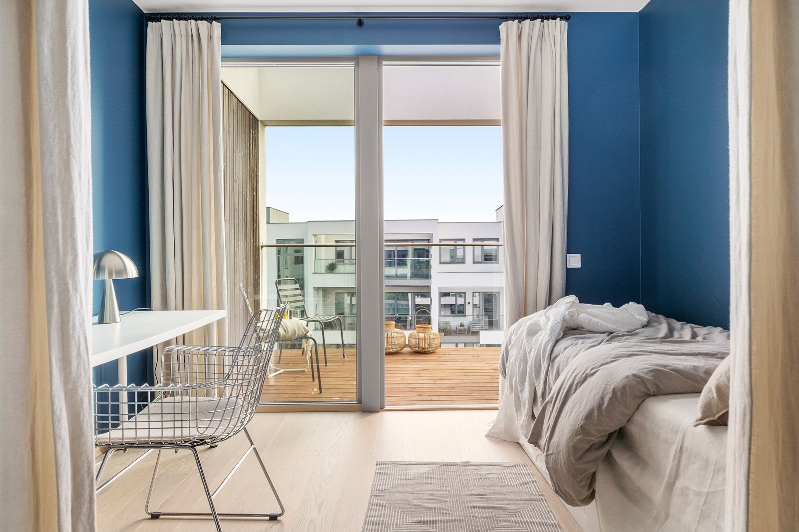 Soverom 2 er innredet som kontor. Her kan man gå rett ut på veranda med morgensol og sjøutsikt. Galleribilde