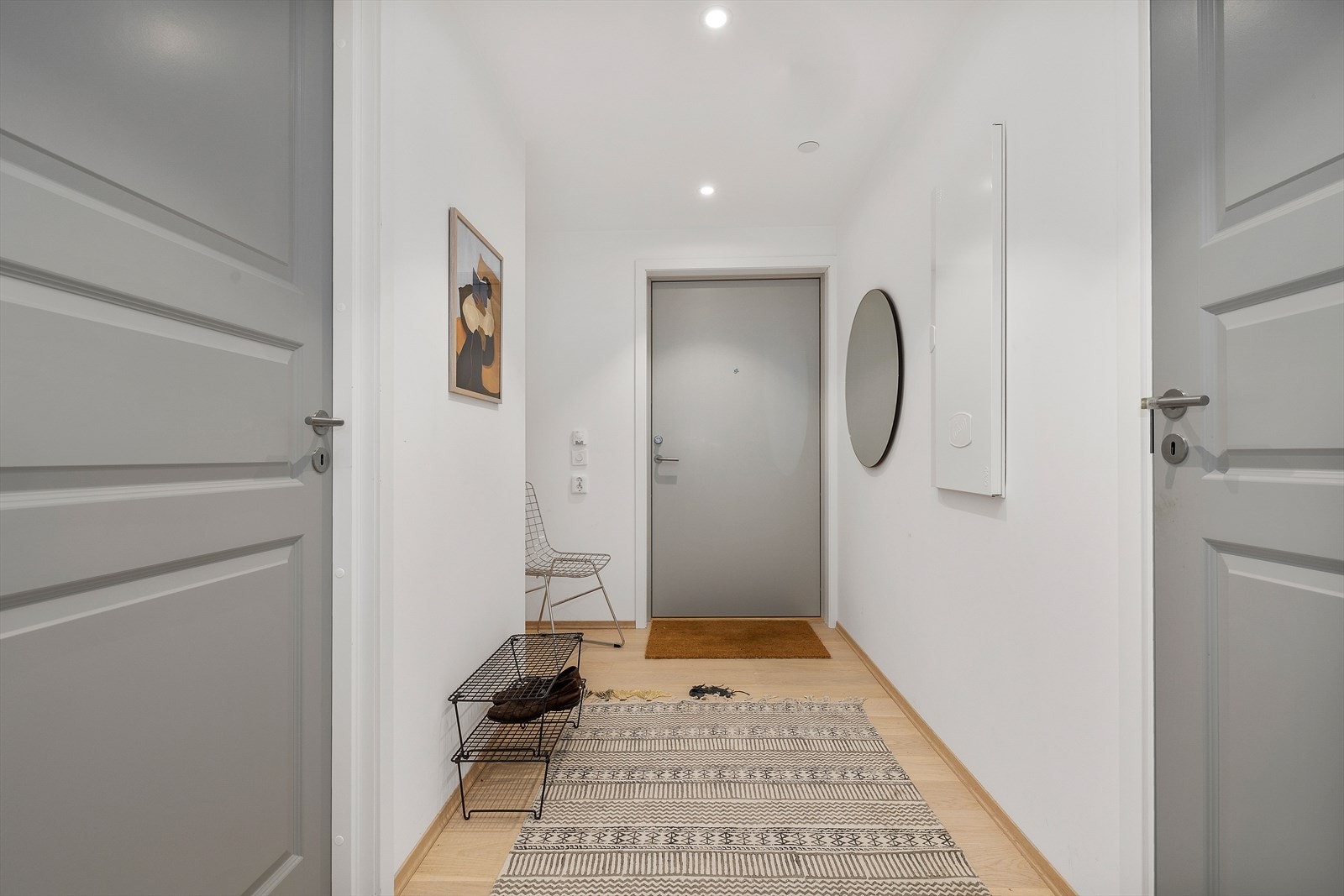 Entréen/gangen har god plass til å sette inn et garderobeskap eller ha oppheng til klær og sette skoene. Galleribilde