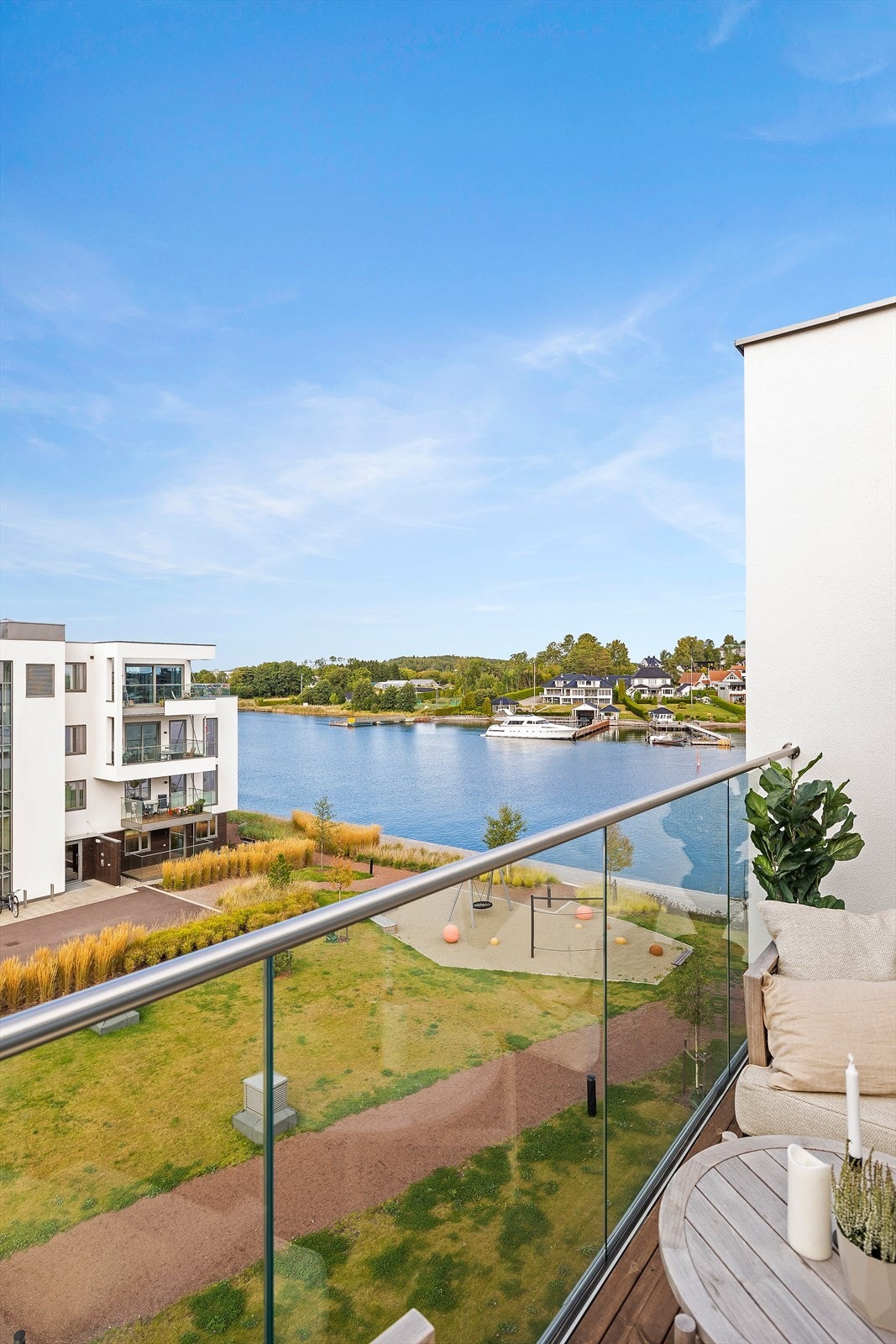 Glassrekkverkene gjør at lyset slipper godt inn også i leiligheten. Galleribilde